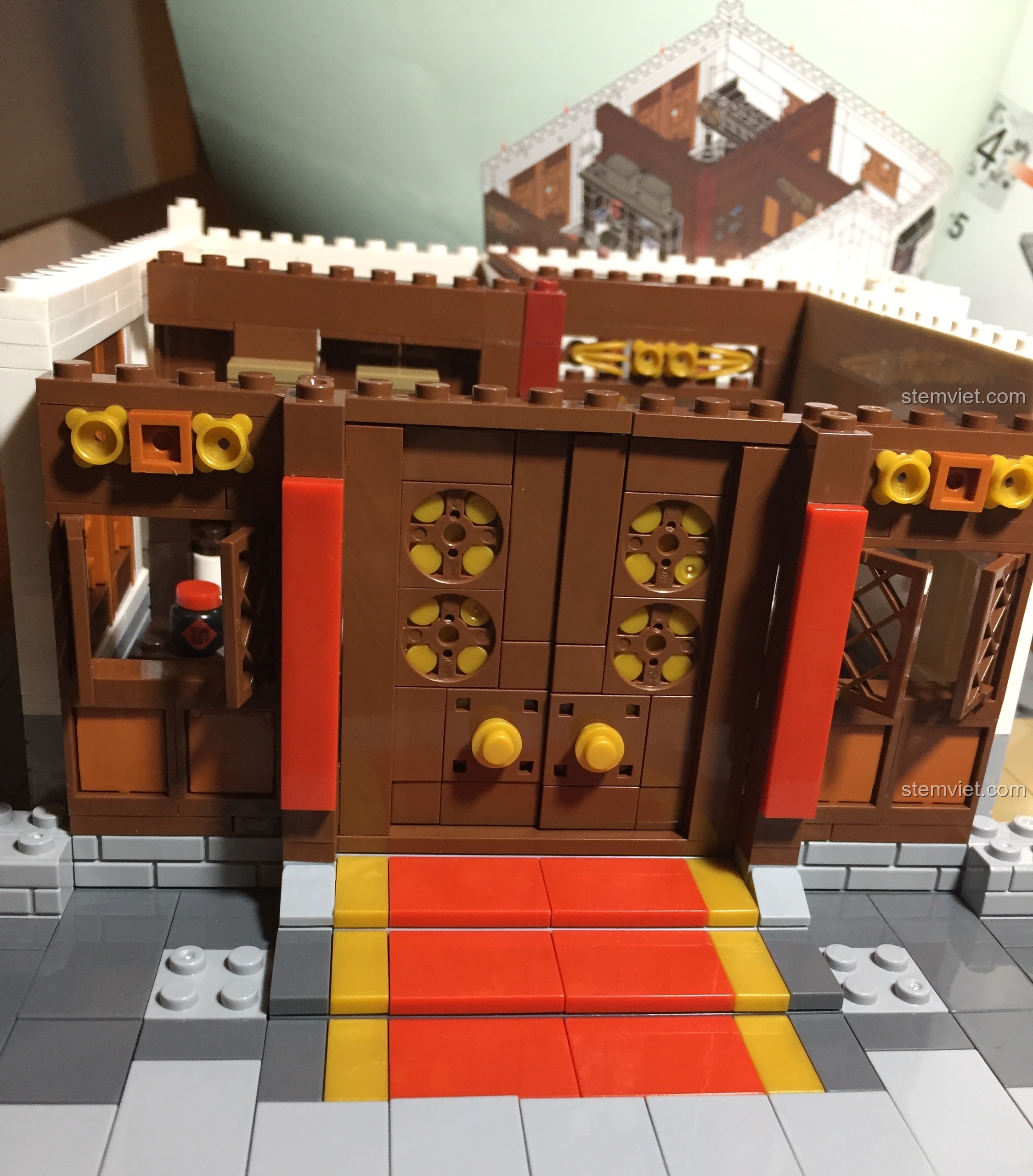 Mặt tiền tầng một của Vạn Phúc Khách Sạn sau khi lắp xong cửa chính và thảm đỏ.