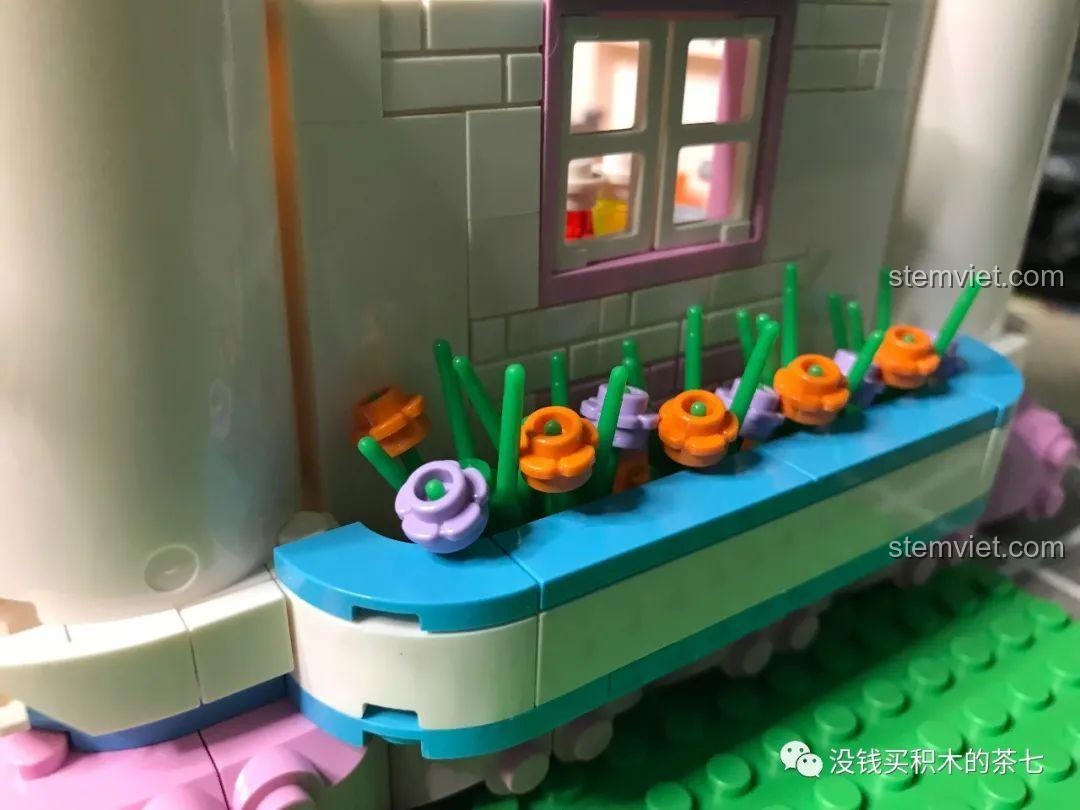 Mặt tiền tầng một của Lâu Đài Cổ Tích đã hoàn thiện với cổng chính và các bức tường.