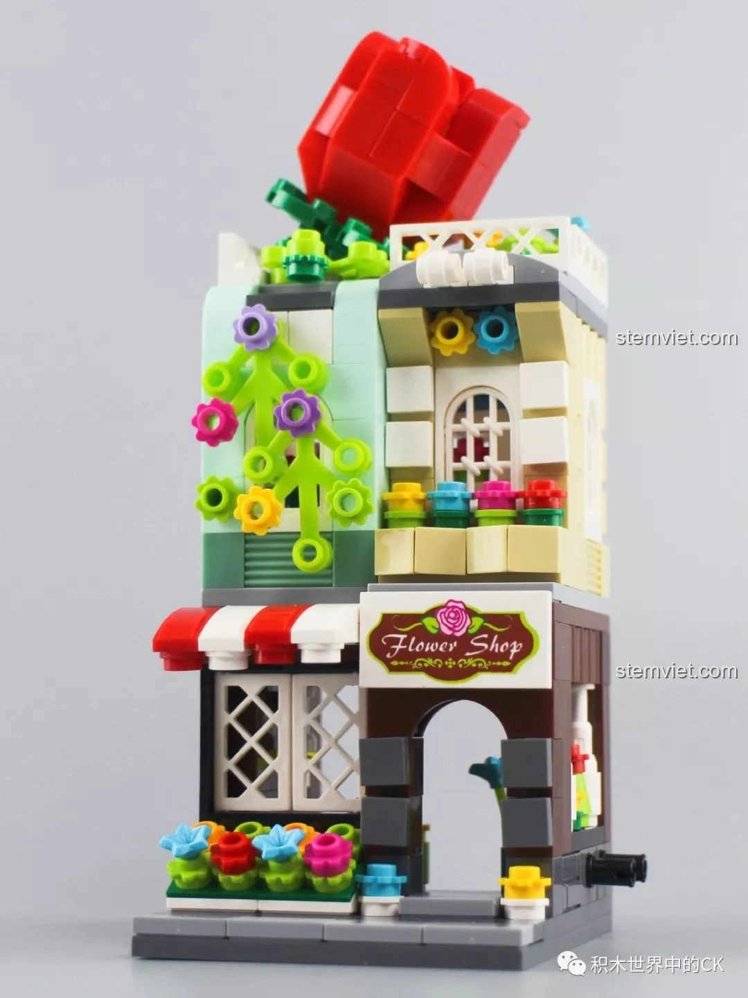 Mặt tiền của mô hình Tiệm Hoa Keepplay C0104, với biển hiệu 'Flower Shop' và các chậu hoa trang trí.