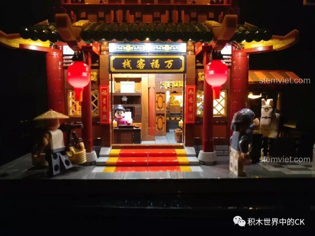 Mặt tiền Trà Quán Hương茗 với đèn lồng phát sáng, tạo hiệu ứng đẹp mắt vào ban đêm.