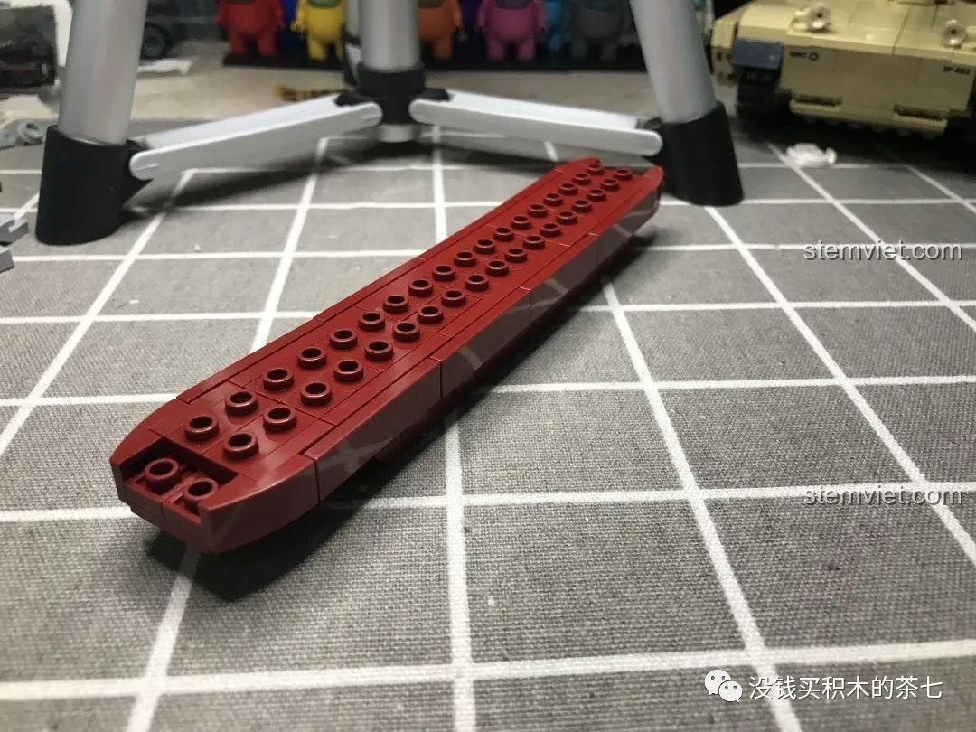 Mặt trên của phần thân tàu sân bay Liêu Ninh đã lắp xong, với các chốt để gắn các lớp tiếp theo của boong tàu.