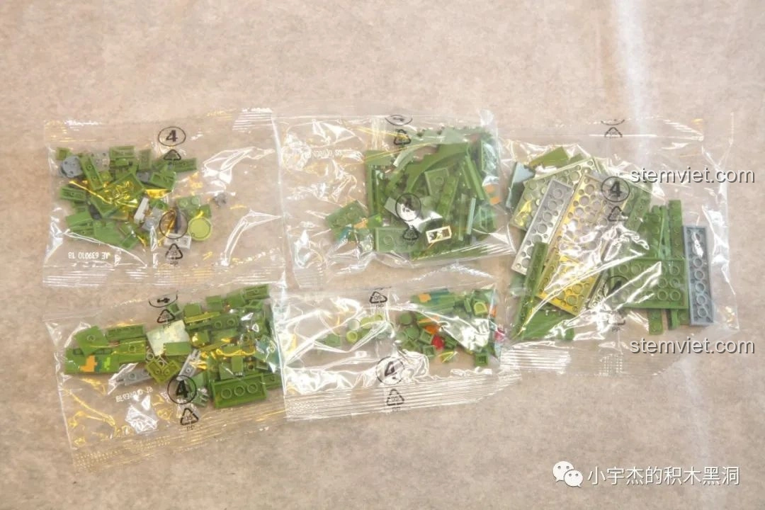 Mặt trên của xe Panlos Brick 639010 Xe Bọc Thép 04A với họa tiết ngụy trang