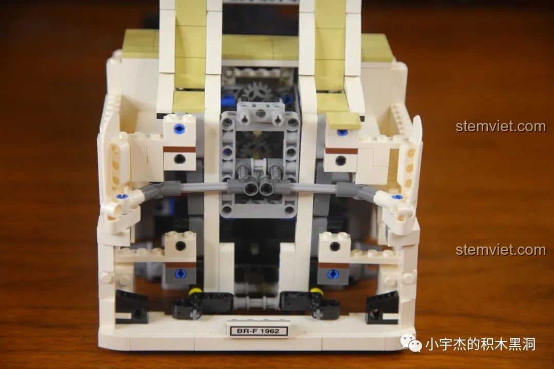 Mặt trước cabin của bộ đồ chơi Xe Tải Mercedes-Benz Actros YC QC007 đã hoàn thiện, với lưới tản nhiệt và đèn pha chi tiết.