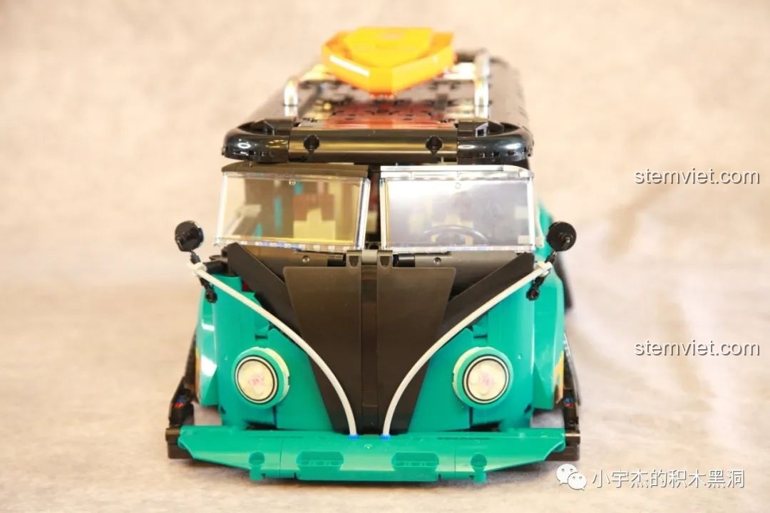 Mặt trước của xe Volkswagen T1 K Box 10510 chưa dán logo, để lộ phần panel đen hình chữ V.