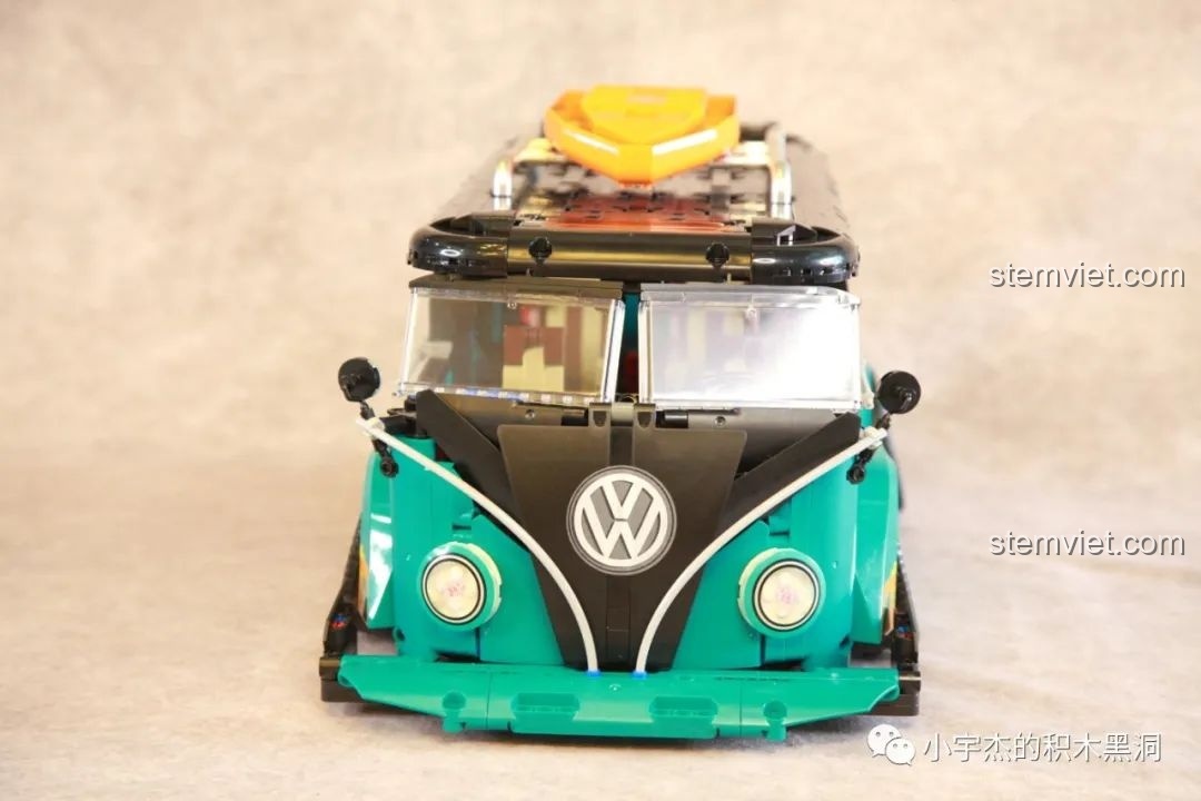 Mặt trước xe Volkswagen T1 K Box 10510 sau khi dán logo VW, hoàn thiện vẻ ngoài mang tính biểu tượng.