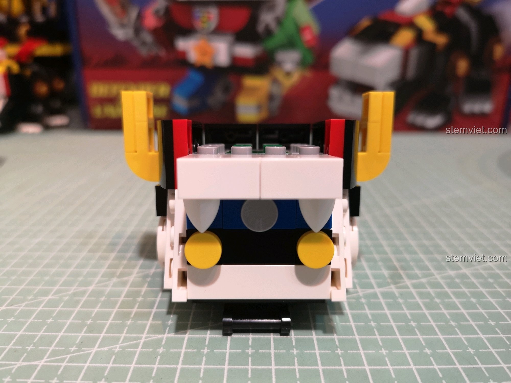 Góc nhìn trực diện của đầu Voltron sau khi lắp ráp xong.