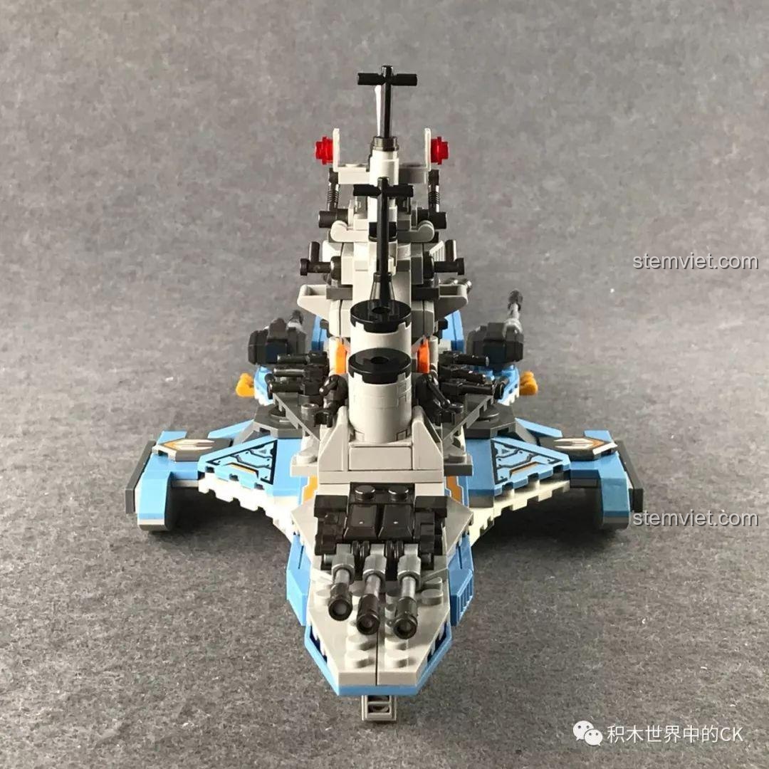 Mặt trước của mô hình Tàu Chiến Không Gian Hợp Thể Xingbao, thể hiện sự mạnh mẽ với các nòng pháo chĩa thẳng.