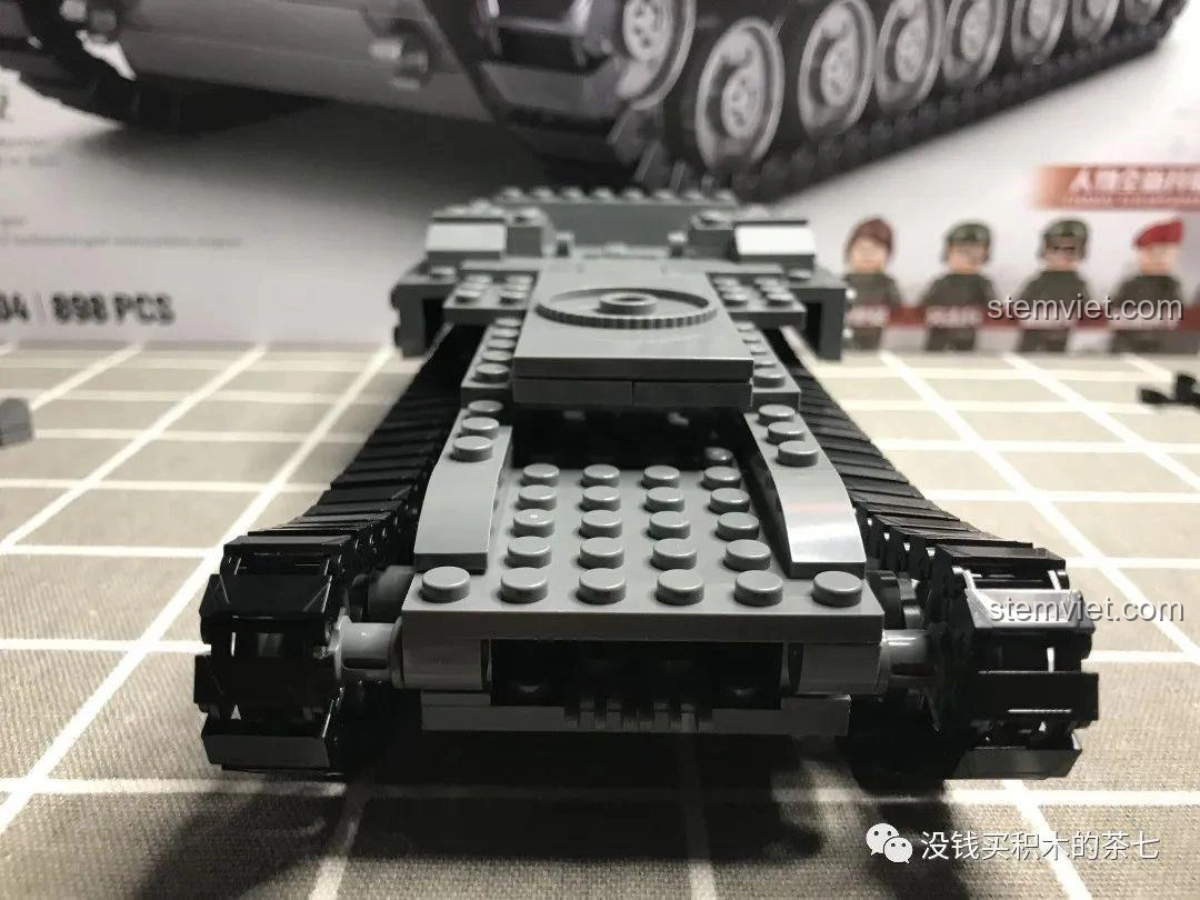 Mặt trước của đế xe tăng Jiazhi 0104 với giáp đã lắp, thể hiện sự chắc chắn và chi tiết.