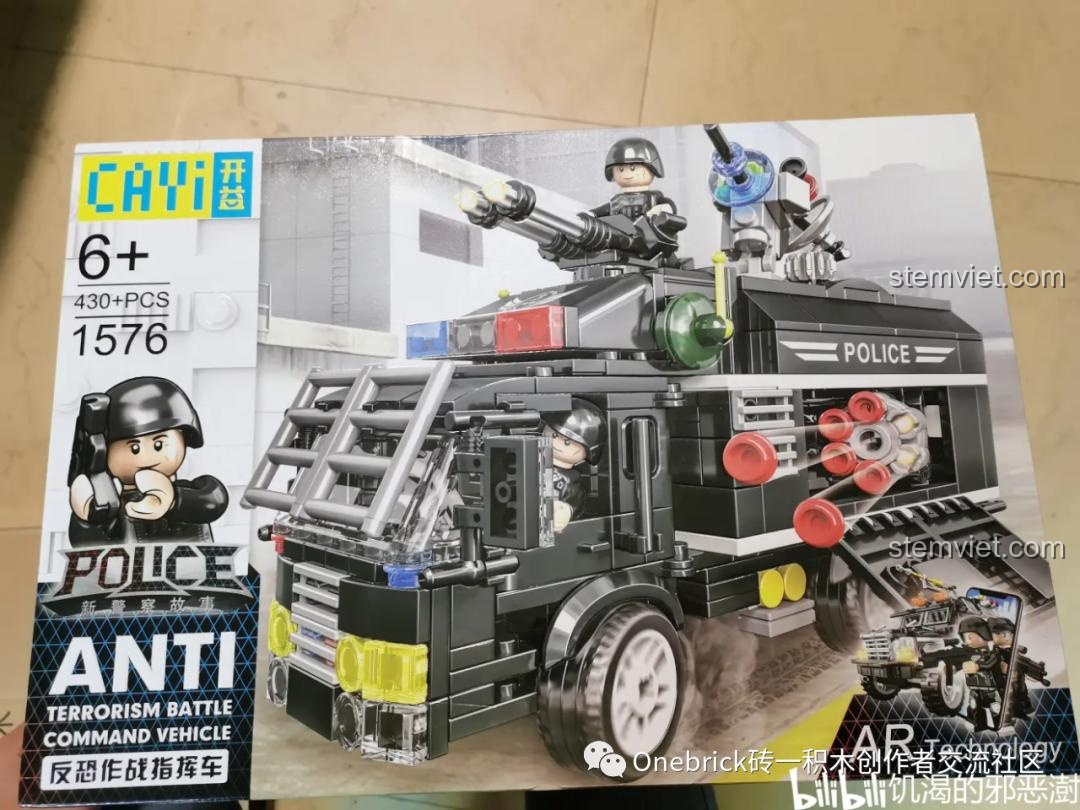 Mặt trước hộp sản phẩm đồ chơi mô hình Xe Tác Chiến Đặc Nhiệm CAYI 1576, nổi bật với hình ảnh xe và các minifigures.