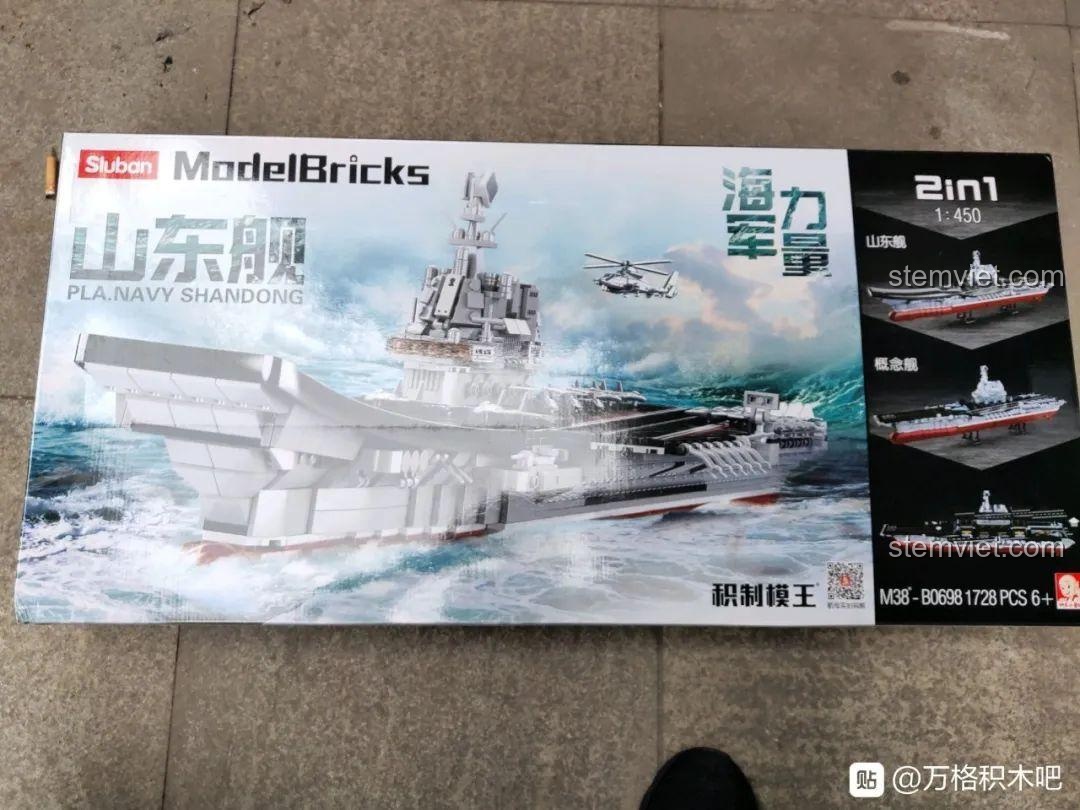 Mặt trước hộp bộ lắp ráp Tàu sân bay Sơn Đông Sluban M38-B0698, hình ảnh mô hình trên biển và logo Sluban.