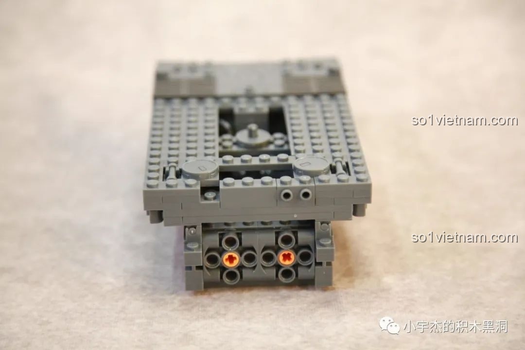 Mặt trước của khung gầm xe tăng Sluban M38-B0851, nơi các trục động cơ lộ ra để kết nối với bánh xích.