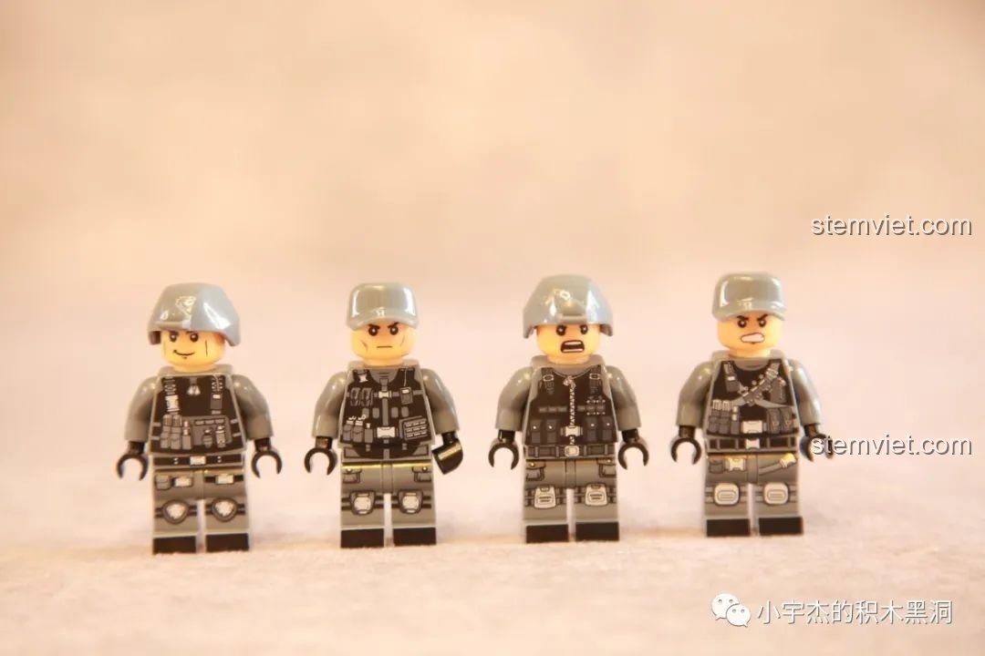 Mặt trước của 4 minifigures lính thủy đánh bộ trong bộ lắp ghép 'Ngựa thồ' bay CH-53E C0898 chất lượng cao.