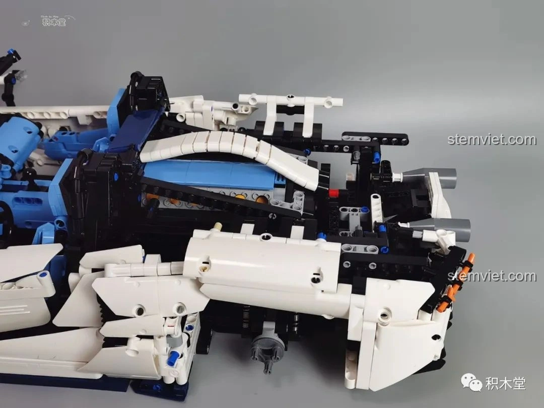 Góc nhìn chính diện của mô hình Feifan F10002 Lamborghini Aventador SVJ Roadster đã hoàn thiện.