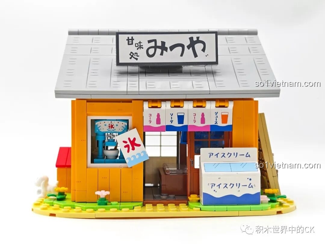 Mặt trước của mô hình Tiệm đồ ngọt Maruko Wekki, với máy bào đá, tủ kem và rèm cửa noren đặc trưng.