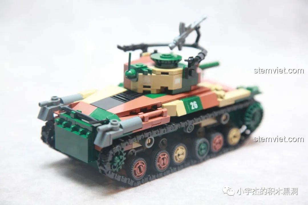 Góc nhìn phía trước của bộ lắp ráp Xe tăng 'Công thần' 1107, thể hiện chi tiết phần giáp trước.