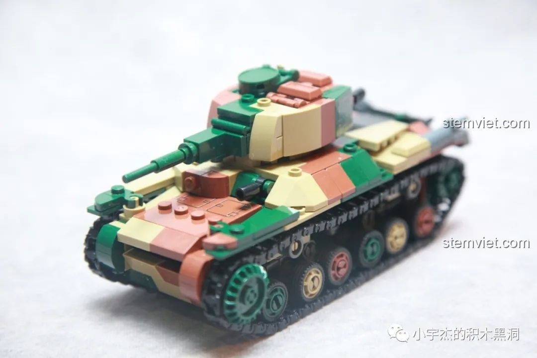 Góc nhìn phía trước của phiên bản cải tiến trong bộ đồ chơi xây dựng Xe tăng hạng trung Kiểu 97 M38B1107.