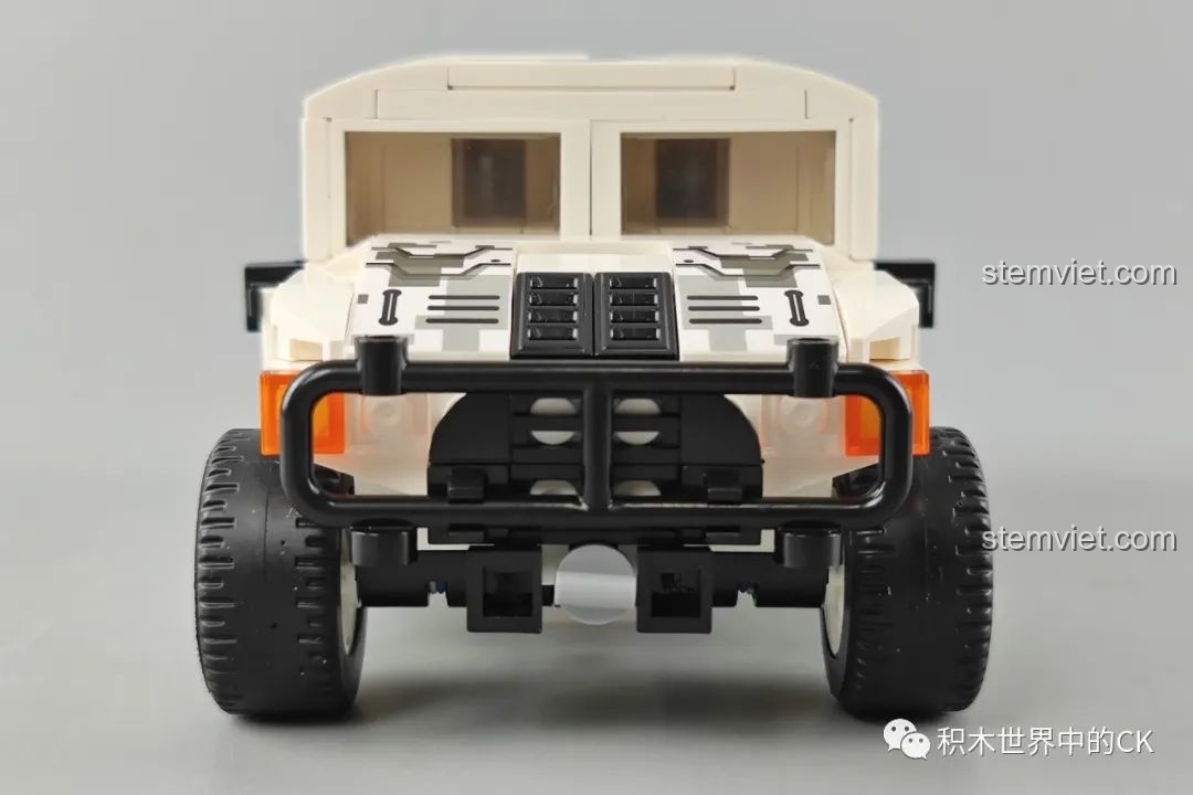 Góc nhìn chính diện của xe bọc thép Dongfeng Warrior Zhegao, nổi bật với phần cản trước mạnh mẽ.