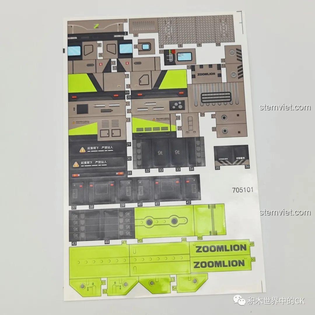 Mặt trước mô hình xe cẩu SEMBO 705101 Zoomlion, với móc cẩu lớn và chi tiết cabin, sẵn sàng cho các nhiệm vụ nặng.