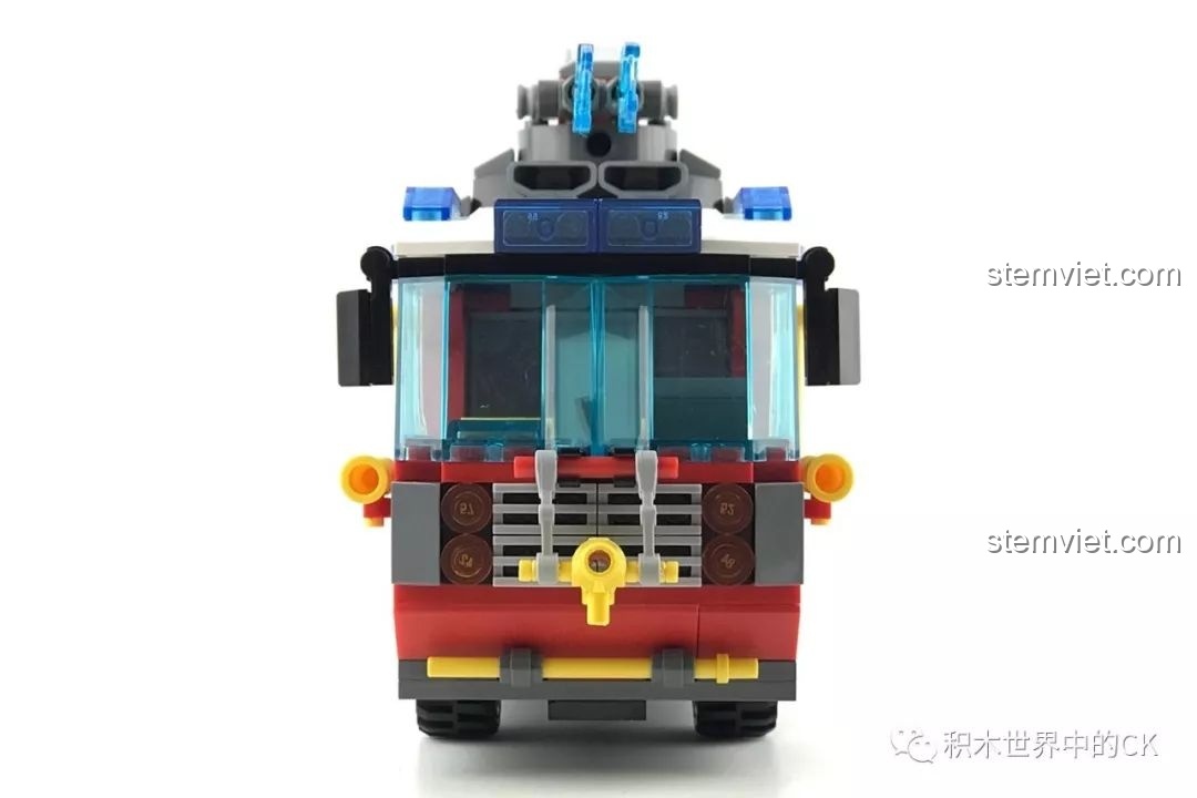 Mặt trước của xe cứu hỏa QMAN 2809 với cabin lớn, đèn hiệu và vòi phun nước phía trước.