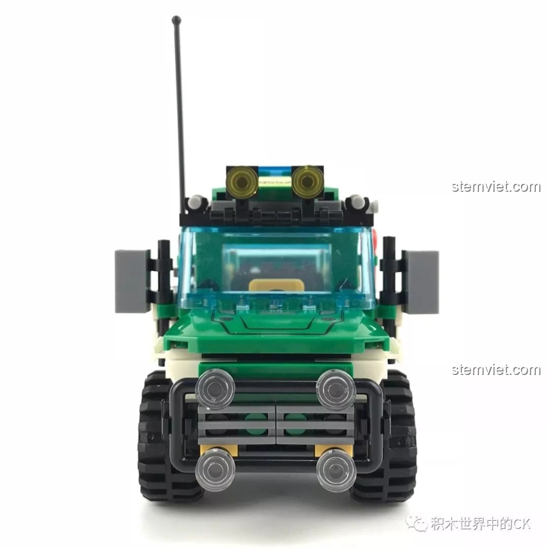 Góc nhìn từ phía trước của xe địa hình cứu hộ SEMBO 9552, nổi bật với cản trước và hệ thống đèn pha mạnh mẽ.