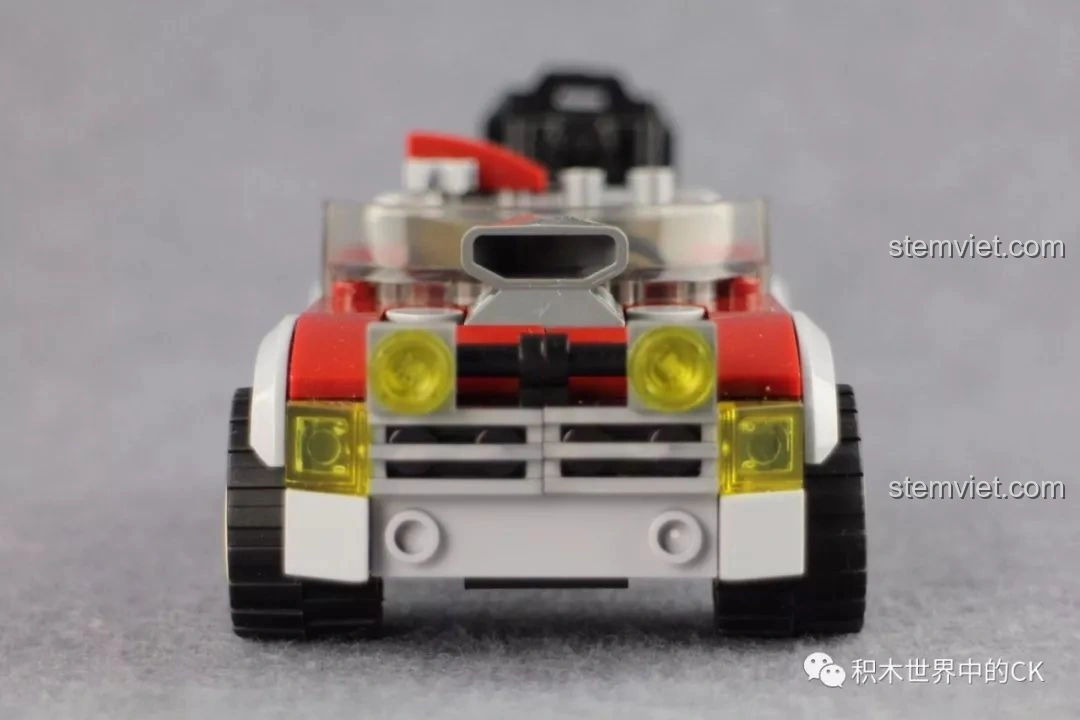 Cận cảnh mặt trước xe Jeep dã chiến từ bộ Qman 3208 Chiến Dịch Thiên Mạc, với đèn pha và lưới tản nhiệt.