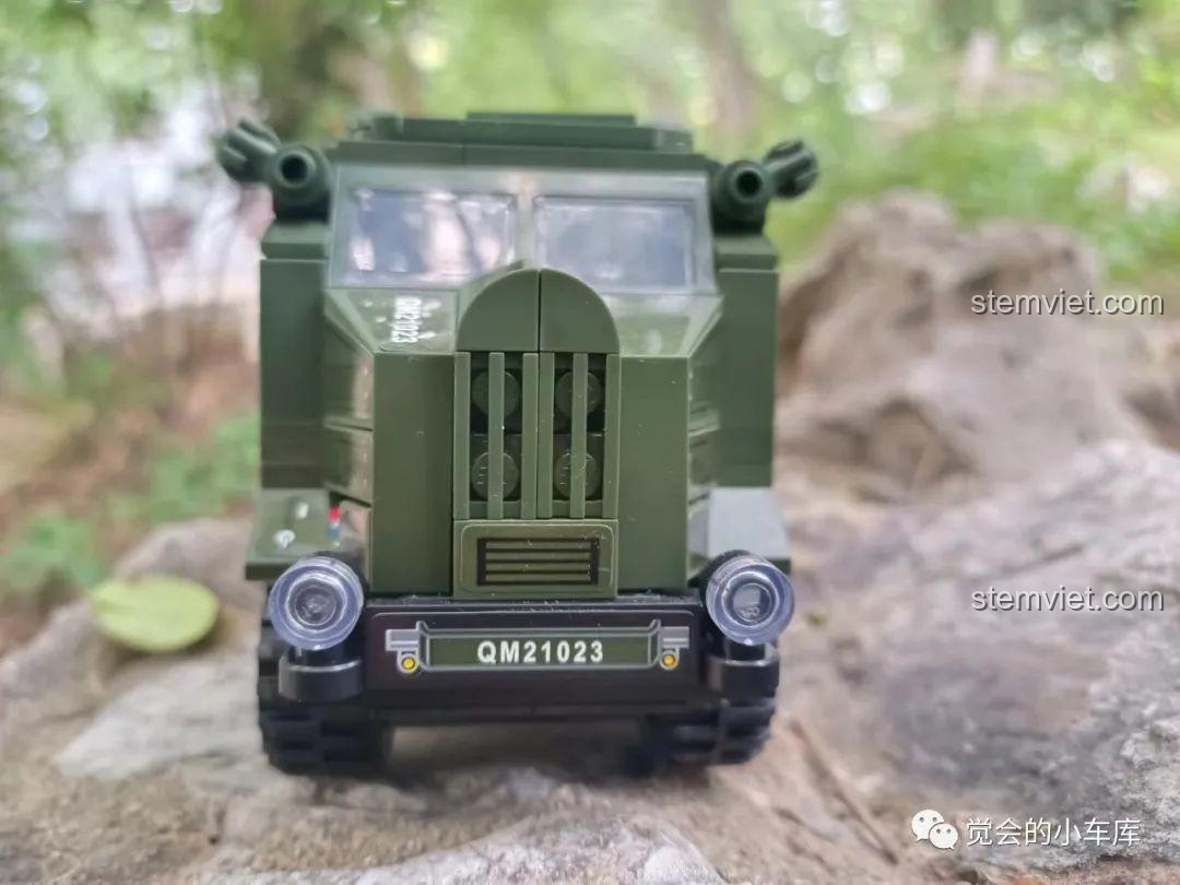 Góc nhìn chính diện của mô hình xe Morris C8 QMAN 21023, thể hiện chi tiết đèn pha và lưới tản nhiệt.