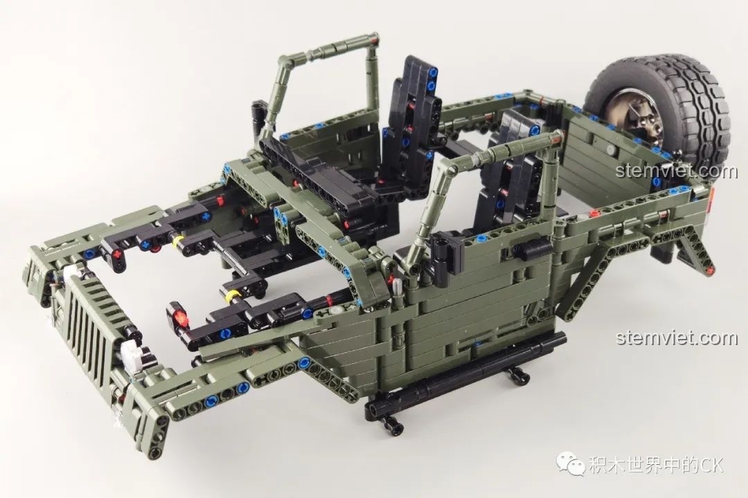 Mặt trước của xe địa hình Jeep Wrangler với lưới tản nhiệt đặc trưng đang được hoàn thiện.