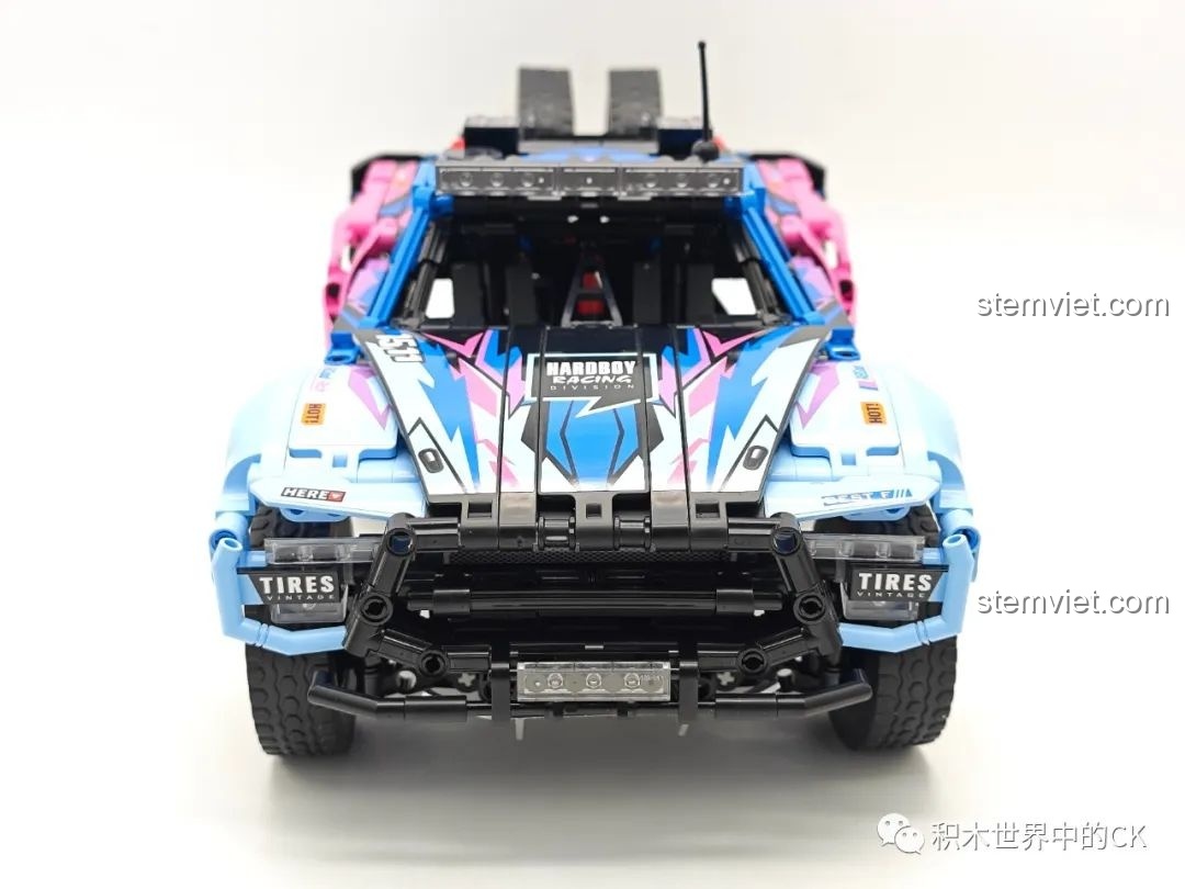 Mặt trước của mô hình Quái vật địa hình SEMBO 715006 với cản trước và đèn trợ sáng chi tiết.