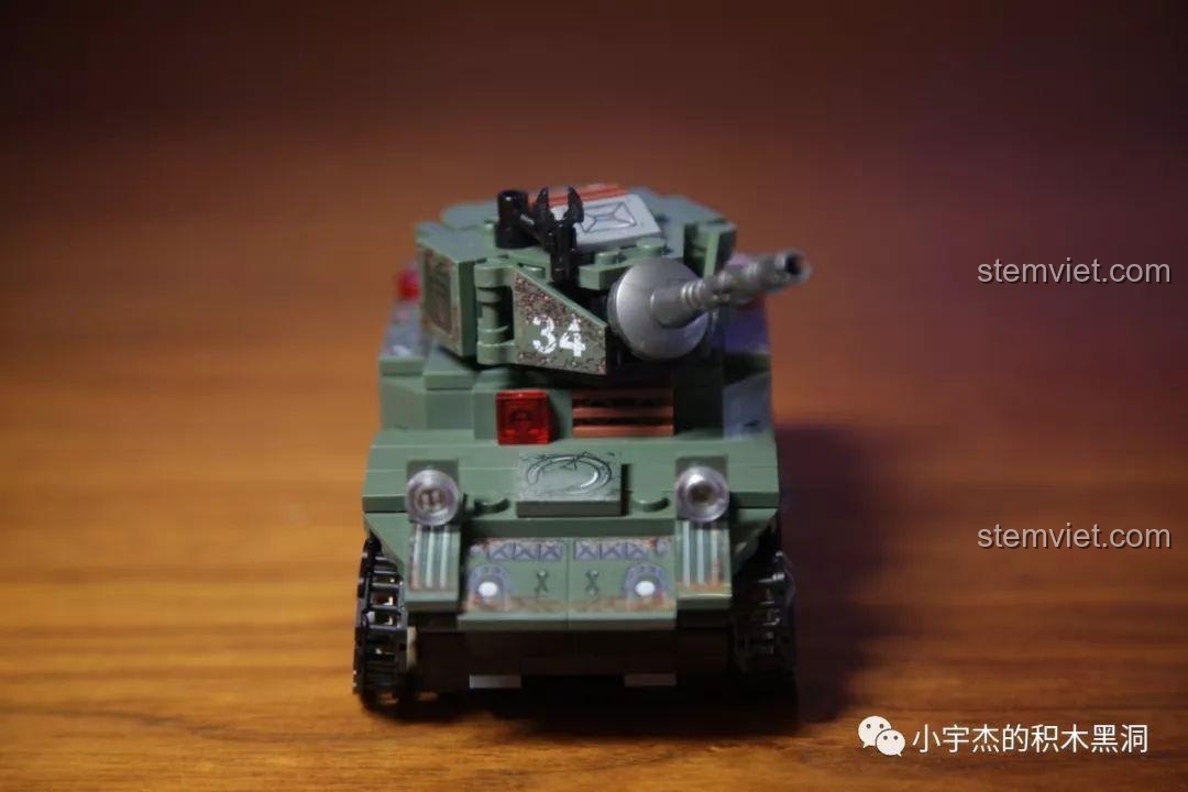 Góc nhìn chính diện của mô hình xe tăng M5 Stuart, làm nổi bật tháp pháo và nòng pháo.