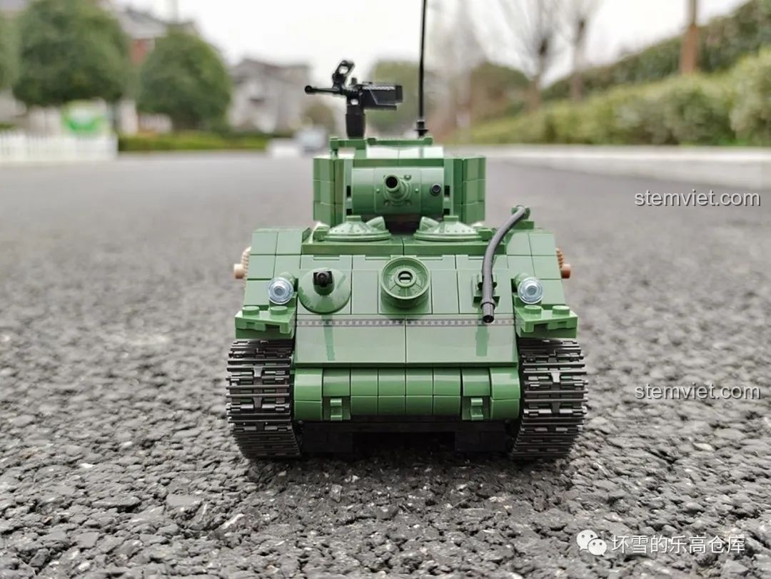Góc nhìn trực diện của mô hình xe tăng Sherman M4A1 QUANGUAN 81, cho thấy tỷ lệ tháp pháo và thân xe chưa cân đối, ảnh hưởng đến độ chân thực. Đánh giá bộ lắp ráp xe tăng.