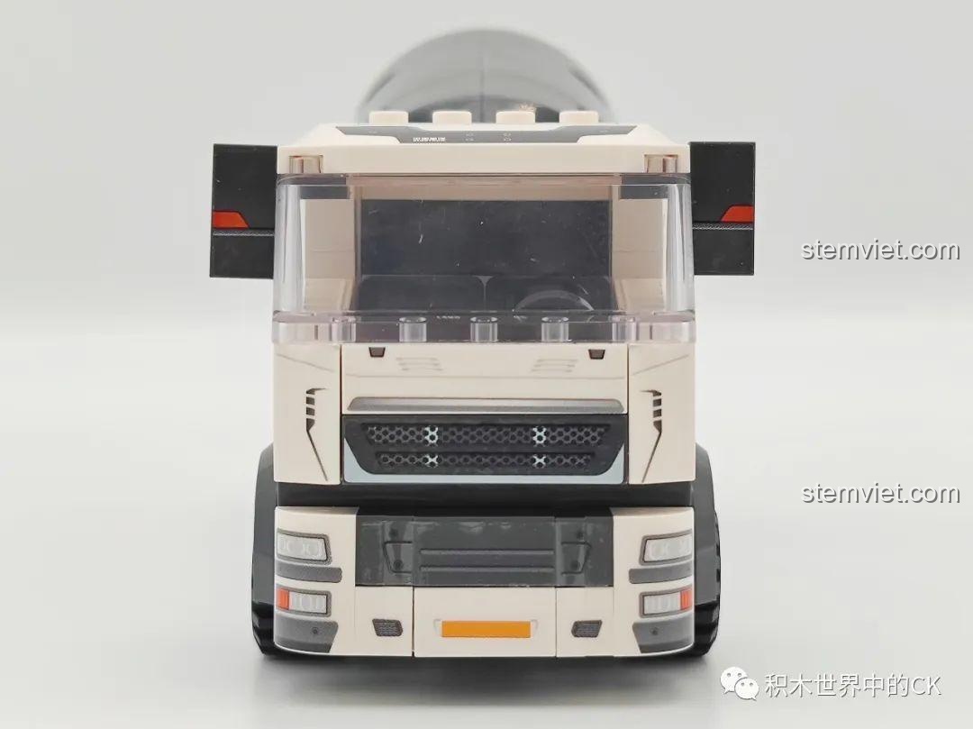 Mặt trước mô hình xe trộn bê tông SEMBO 705100 Zoomlion, chi tiết lưới tản nhiệt và đèn pha, thể hiện độ chân thực cao.