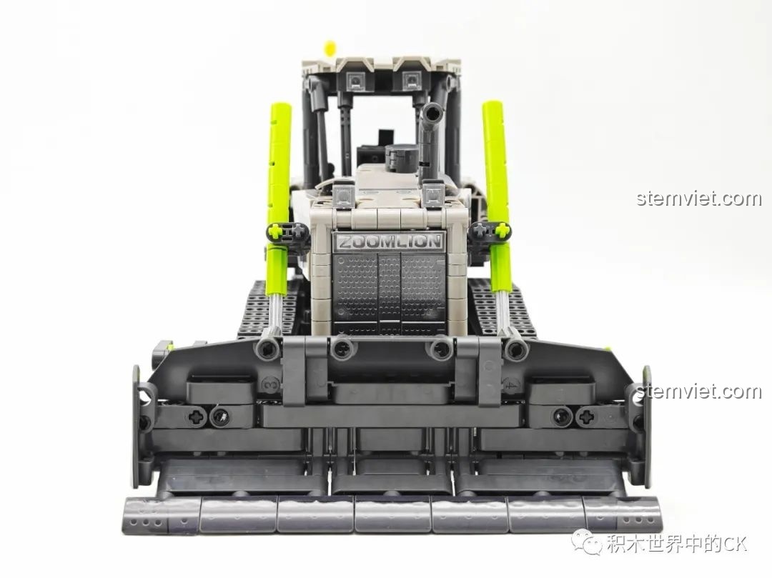 Mặt trước của đồ chơi xây dựng Xe ủi Zoomlion cho con trai trên 6 tuổi, nổi bật với lưỡi ủi lớn và lưới tản nhiệt.