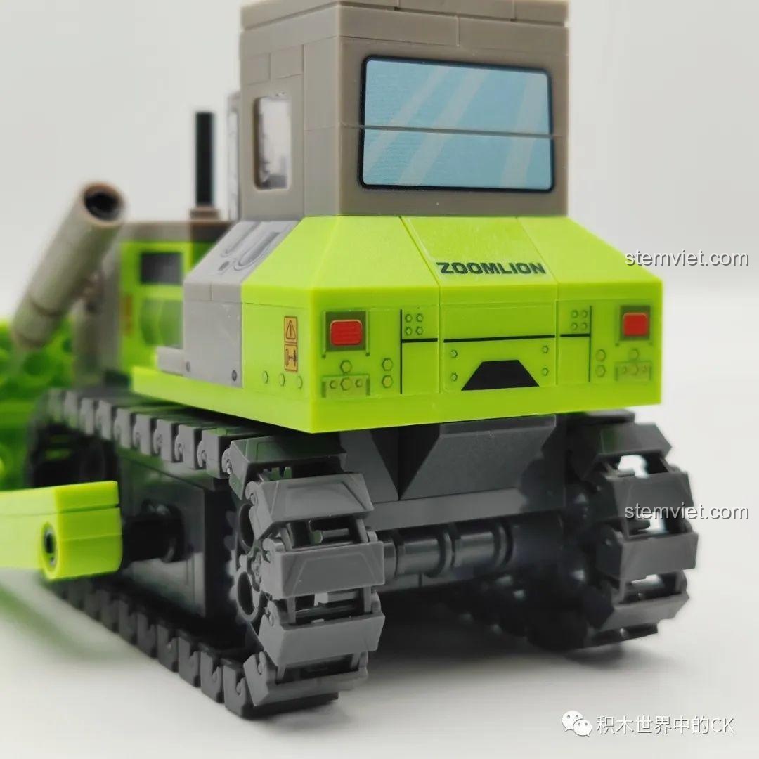 Mặt trước mô hình xe xúc đất SEMBO 705103 Zoomlion, với gầu xúc lớn và chi tiết cabin, sẵn sàng cho các nhiệm vụ đào bới.