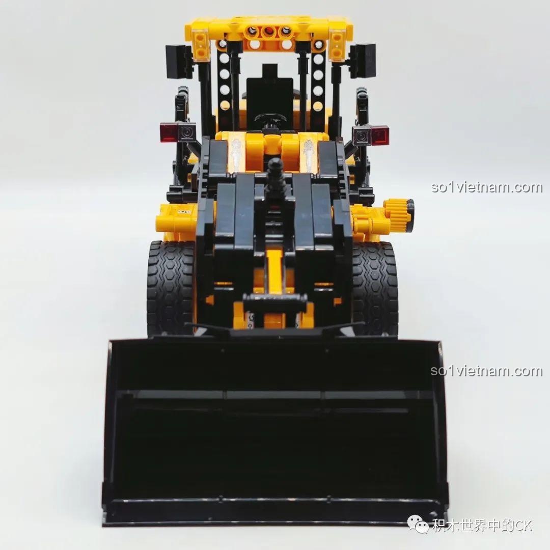 Mặt trước của mô hình xe xúc lật Sembo 712016, đối diện trực tiếp với gầu xúc và hệ thống tay nâng.