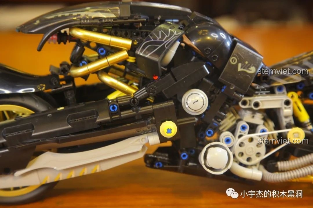 Mô hình xe hơi lắp ráp màu đỏ chủ đề Giáng Sinh của K Box, có sừng tuần lộc và cây thông.