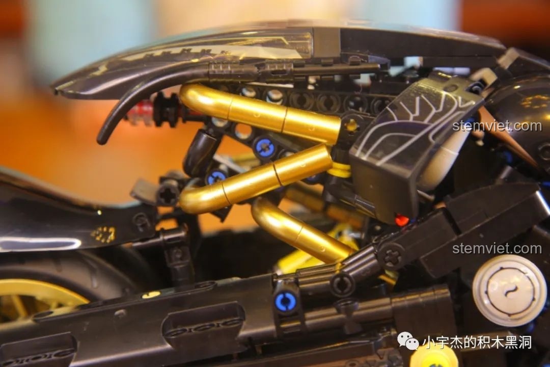 Mô hình xe hơi lắp ráp màu tím của K Box, thiết kế xe đua thể thao.