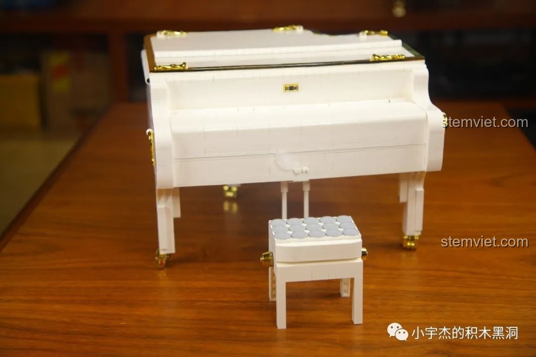 Mô hình xe hơi lắp ráp màu trắng và xanh ngọc của K Box, thiết kế hiện đại.