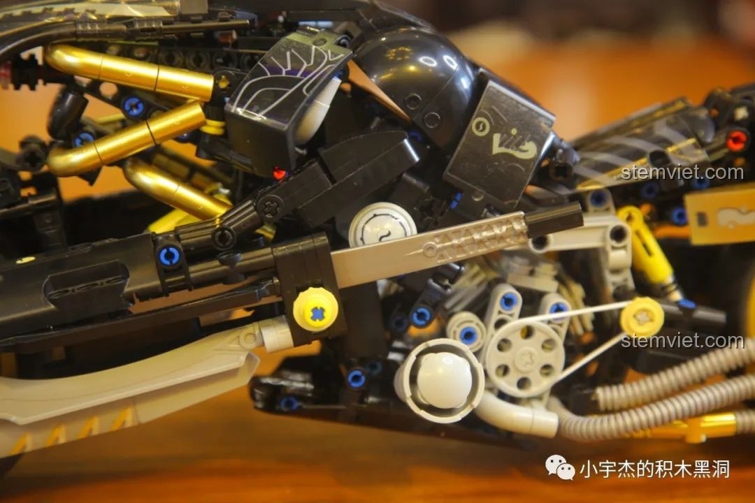 Mô hình xe hơi lắp ráp màu vàng của K Box, một sản phẩm khác của hãng.