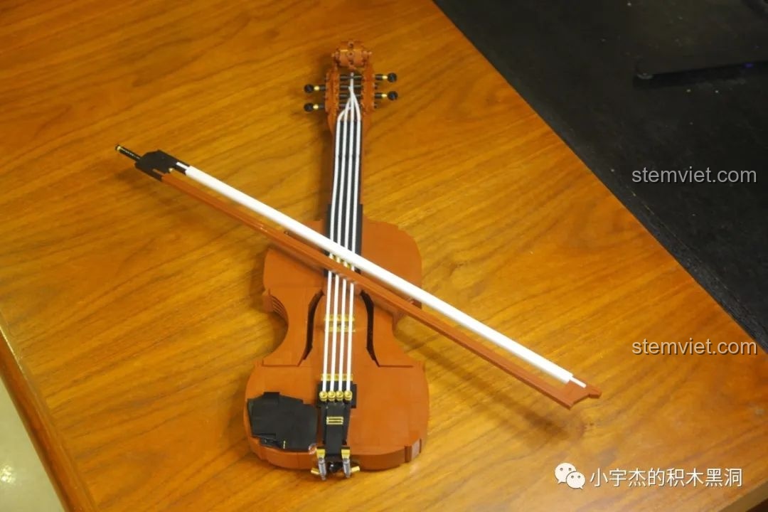 Mô hình xe hơi lắp ráp màu xám và cam của K Box, với các chi tiết decal.