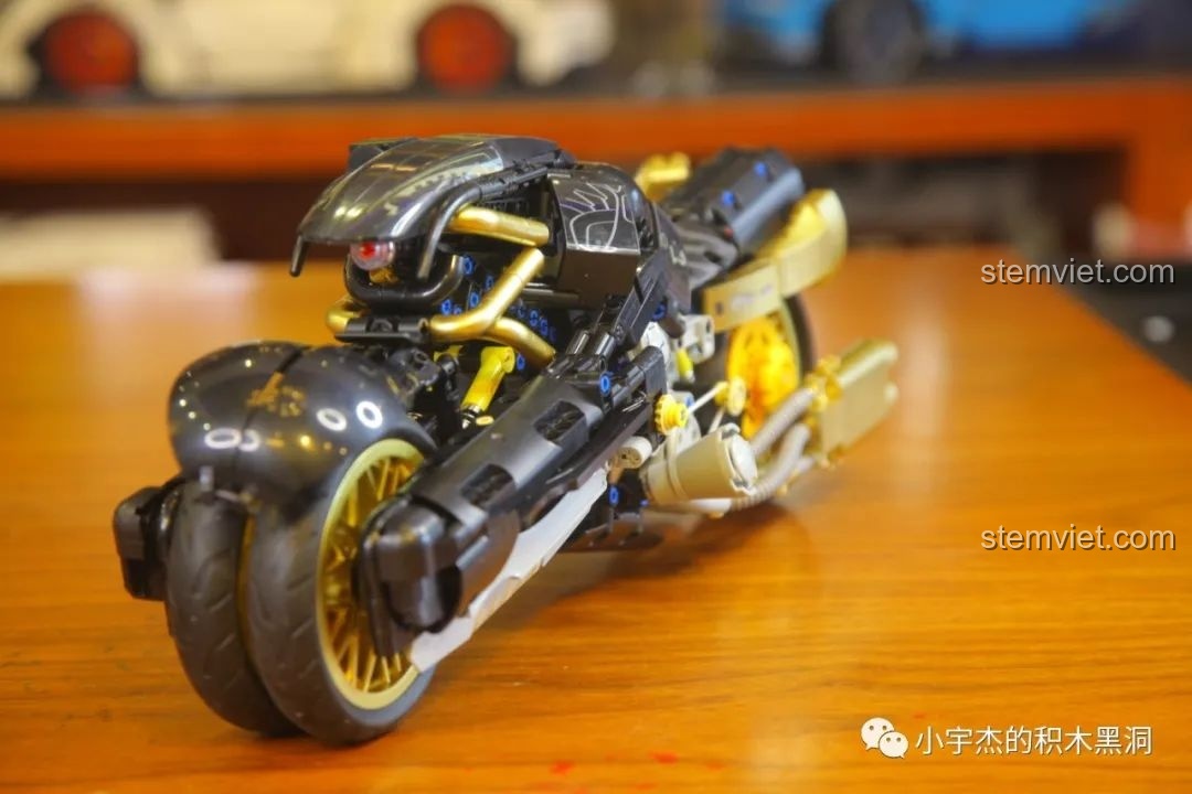 Mô hình xe hơi lắp ráp màu xanh dương và cam của K Box, thiết kế xe đua.