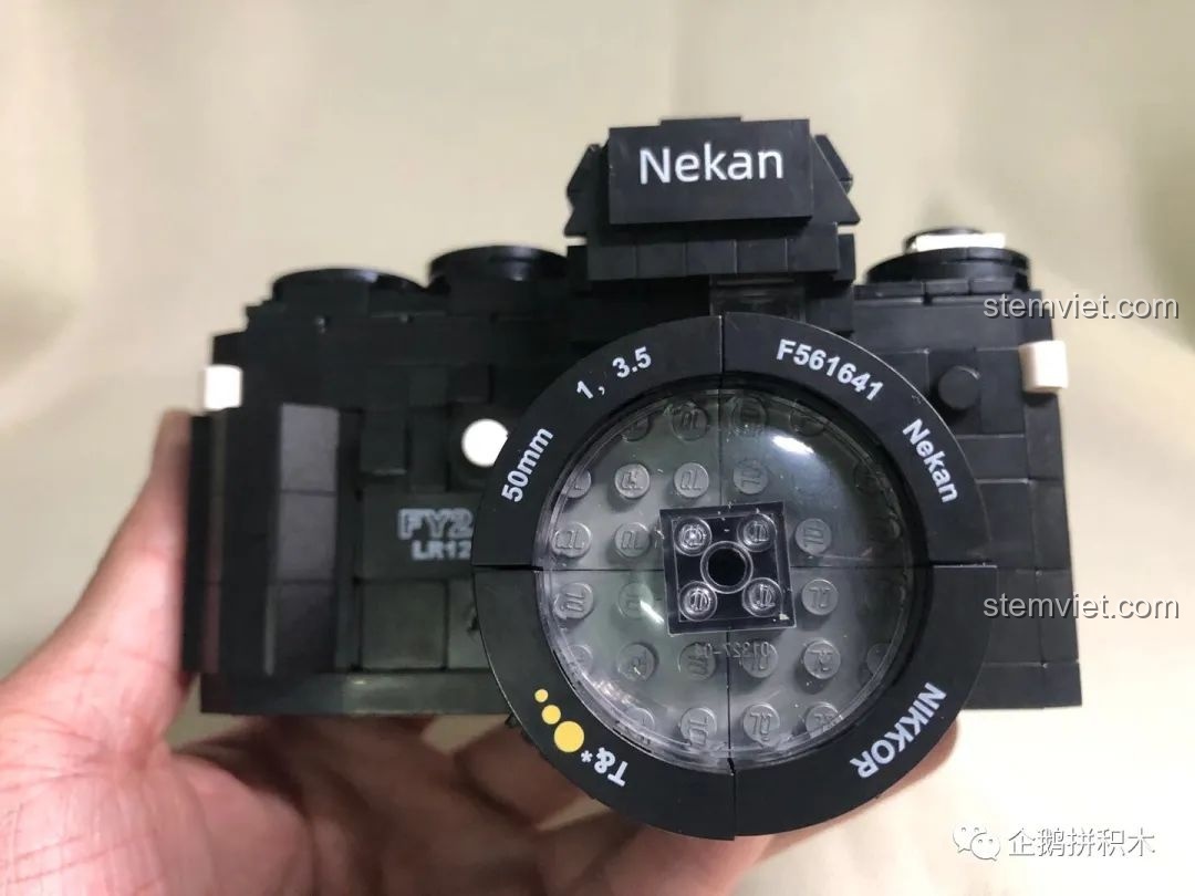 Các chi tiết in ấn rõ nét trên mô hình Máy Ảnh Kỹ Thuật Số Nekan FY2A LR129 (00844) khi cầm trên tay.