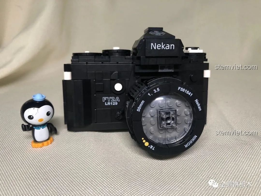 Mô hình Máy Ảnh Kỹ Thuật Số Nekan FY2A LR129 (00844) với nắp lưng có thể mở ra, chi tiết độc đáo.