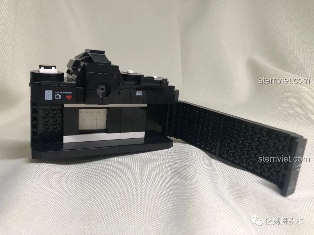 Mô hình Máy Ảnh Kỹ Thuật Số Nekan FY2A LR129 (00844) nằm gọn trong lòng bàn tay, thể hiện sự nhỏ gọn.