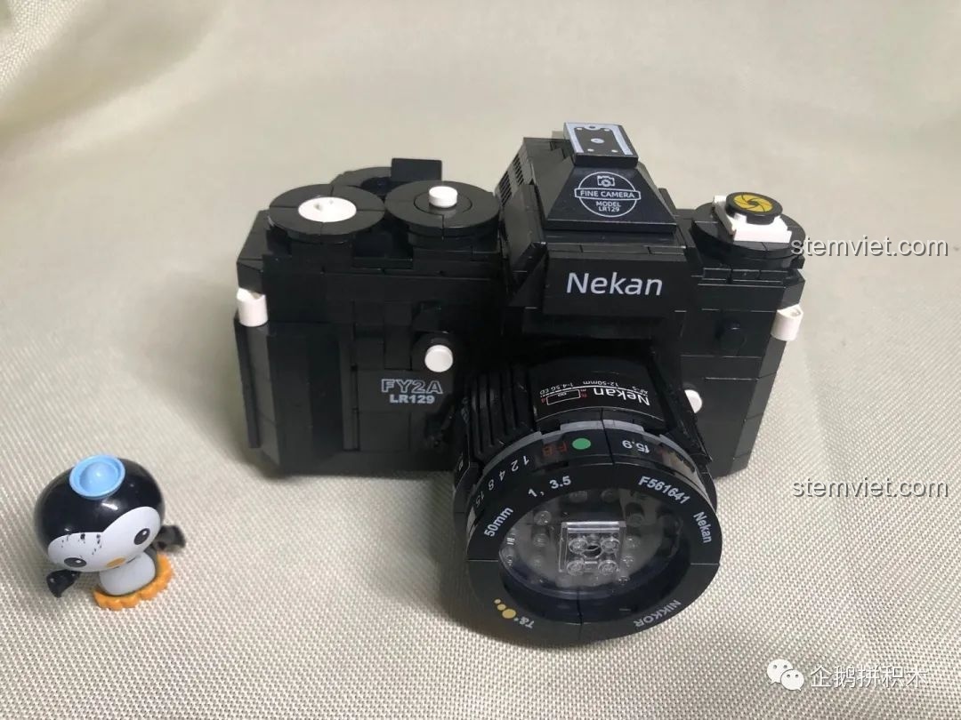 Mô hình Máy Ảnh Kỹ Thuật Số Nekan FY2A LR129 (00844) nhìn từ bên cạnh, thể hiện độ dày và thiết kế.