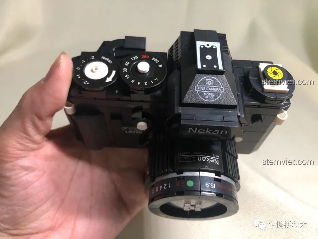 Mô hình Máy Ảnh Kỹ Thuật Số Nekan FY2A LR129 (00844) với góc nhìn mới lạ khi cầm trên tay.