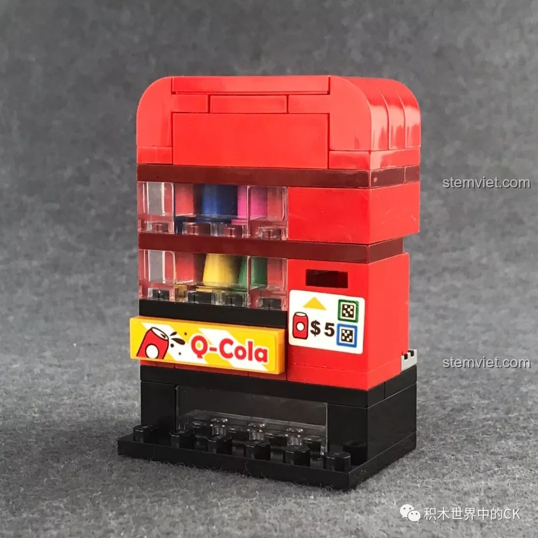 Mô hình máy bán hàng tự động màu đỏ đã lắp ráp hoàn chỉnh từ bộ QMAN 1134, có logo Q-Cola.