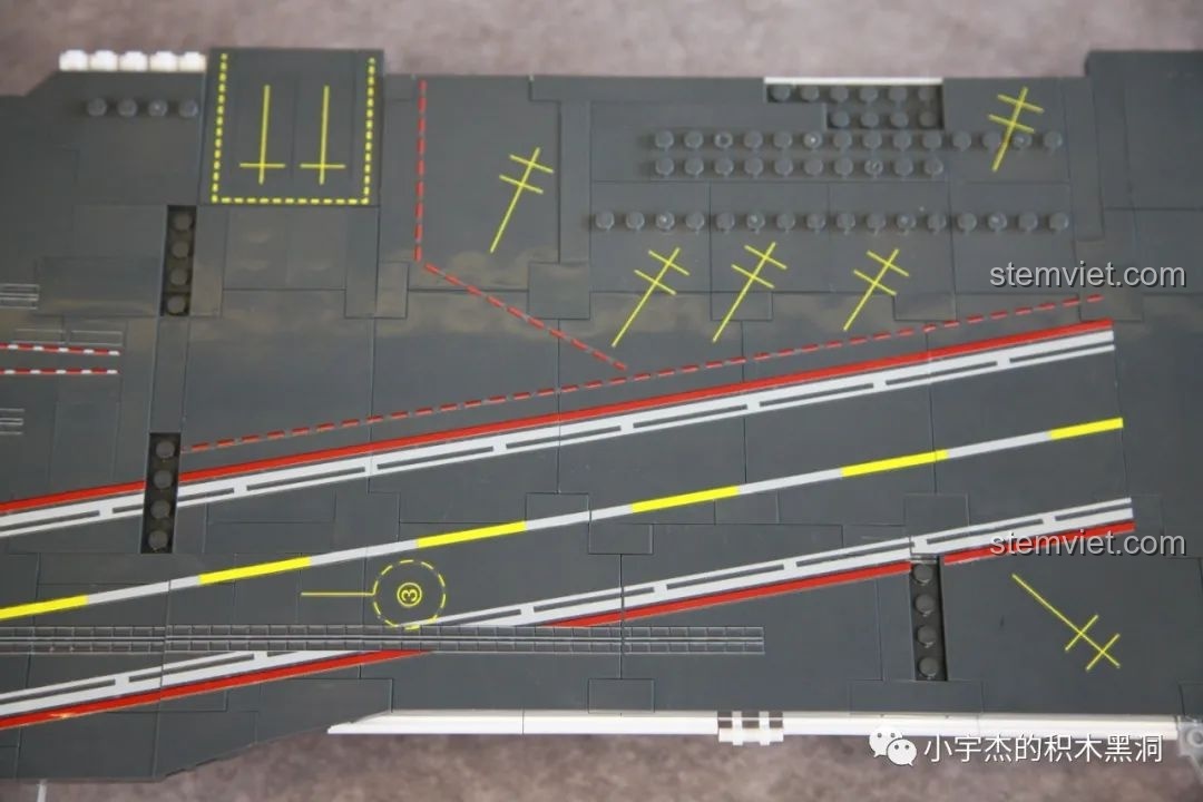 Các máy bay chiến đấu đi kèm bộ lắp ráp Sluban M38-B1188 Tàu Sân Bay Phúc Kiến đã được tách rời khỏi khung.