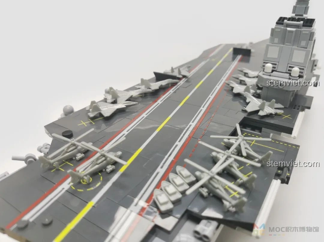 Máy bay chiến đấu trên đường băng của mô hình tàu sân bay Sluban M38-B1188, sẵn sàng cất cánh.