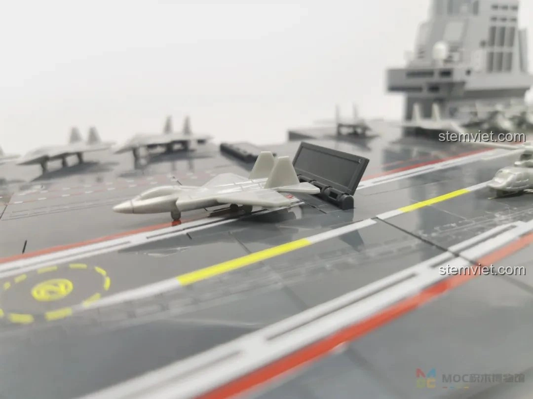 Máy bay chiến đấu được đặt trên thang nâng của mô hình tàu sân bay Sluban M38-B1188, sẵn sàng di chuyển.