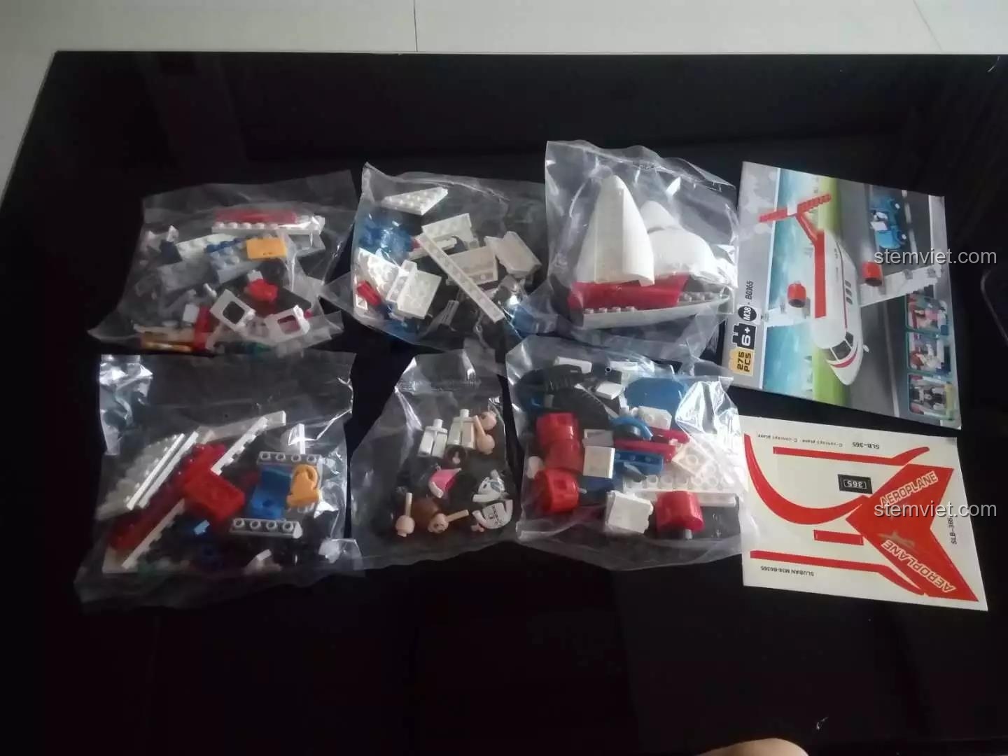 Các túi chi tiết được sắp xếp ngăn nắp trong hộp Máy bay Concept C-Concept Plane M38-B0365.